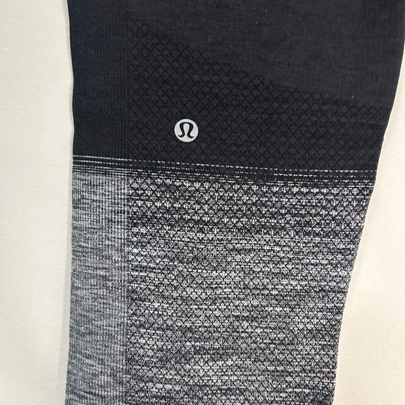 Lululemon Seamlessly Street Crop, Size 4 - Picture 5 of 9